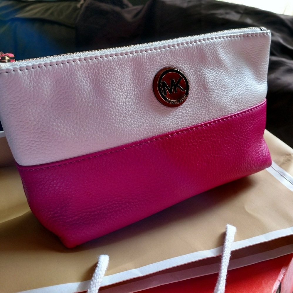 Michael Kors wristlet - Picture 2 of 6